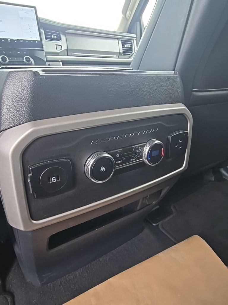 Used 2024 Ford Expedition Max XLT image 19