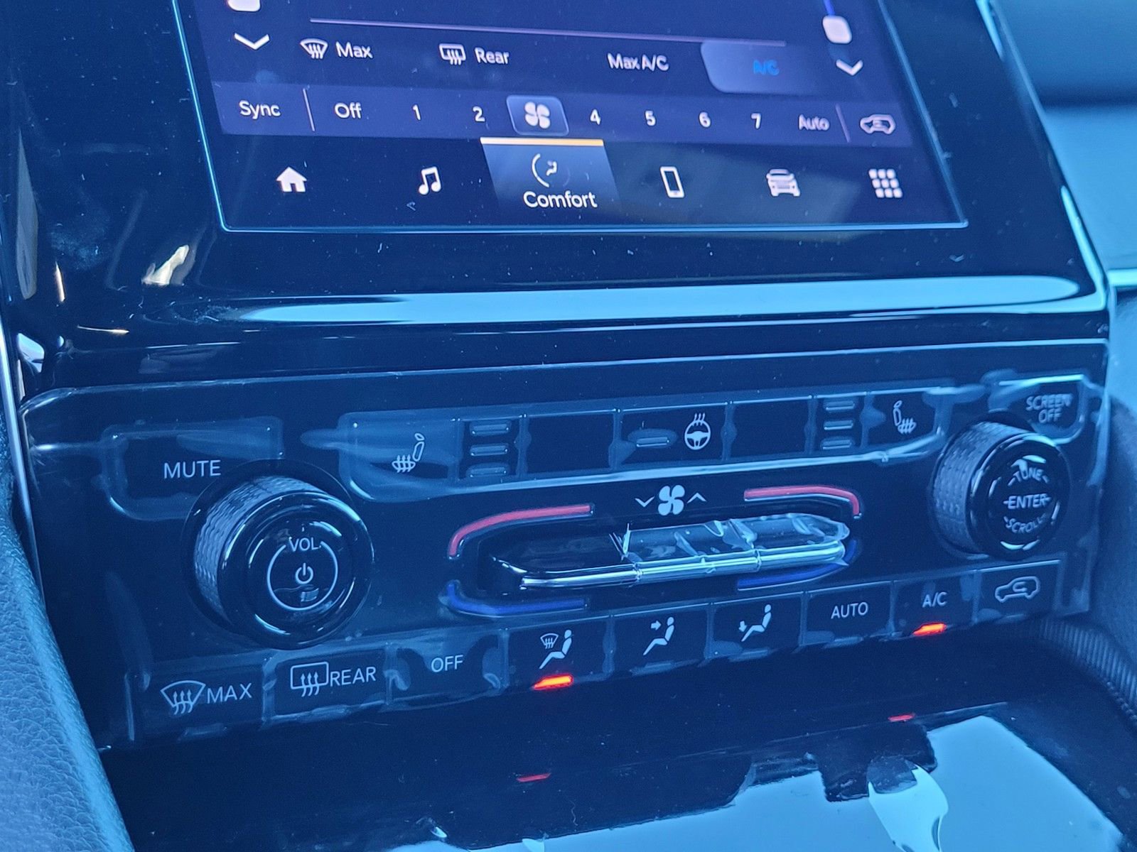 New 2025 Jeep Grand Cherokee Altitude w/ Trailer Tow Package image 17