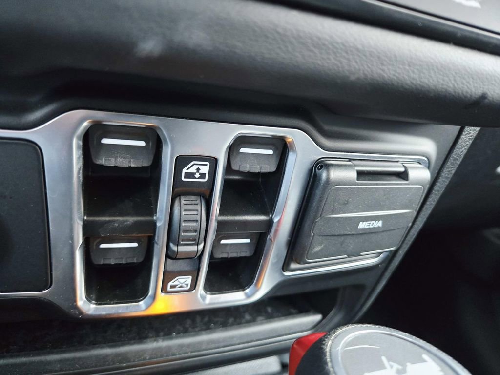 Used 2025 Jeep Wrangler Unlimited Sahara image 30