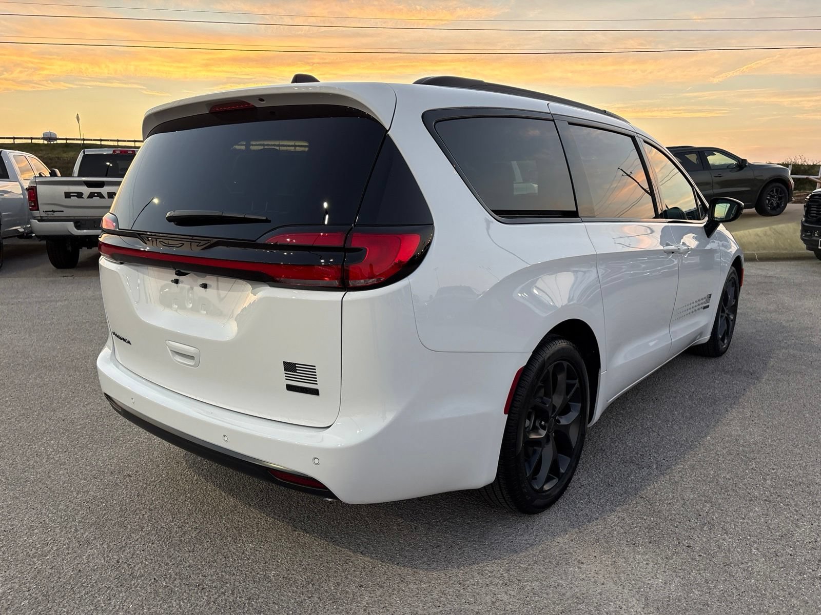 New 2027 Chrysler Pacifica Select FWD image 6