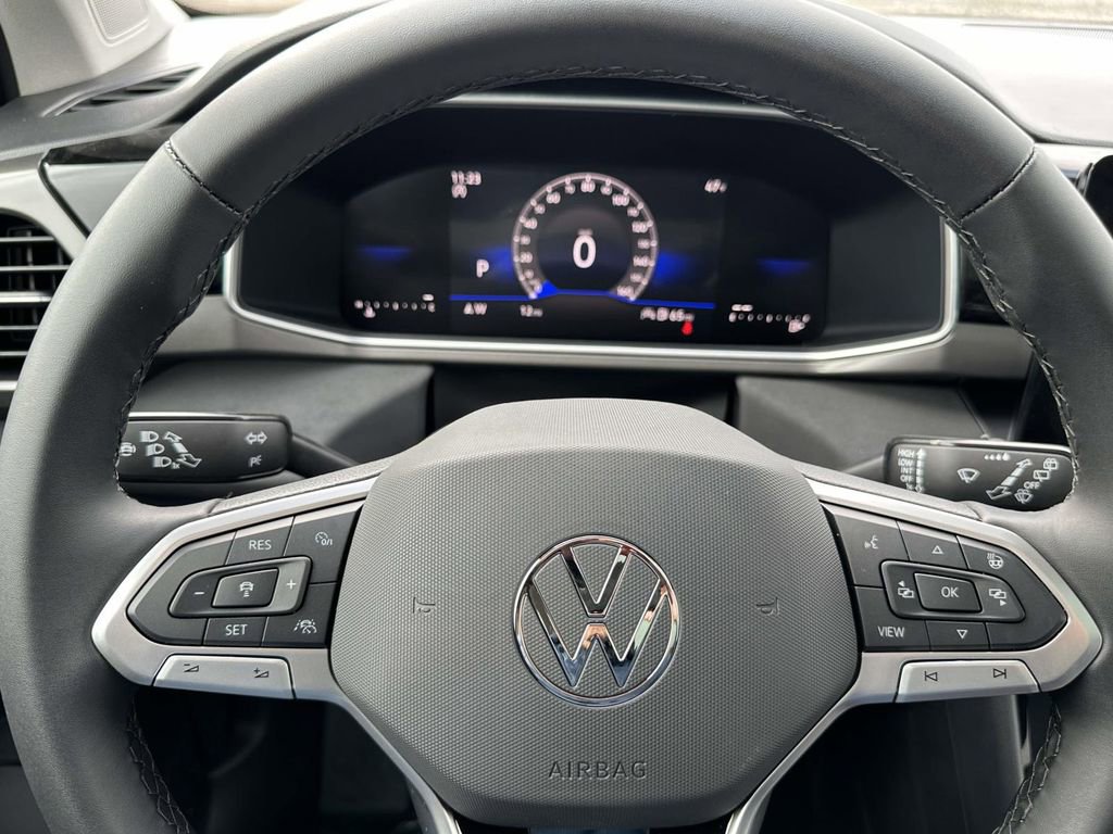 New 2025 Volkswagen Taos SE FWD image 16