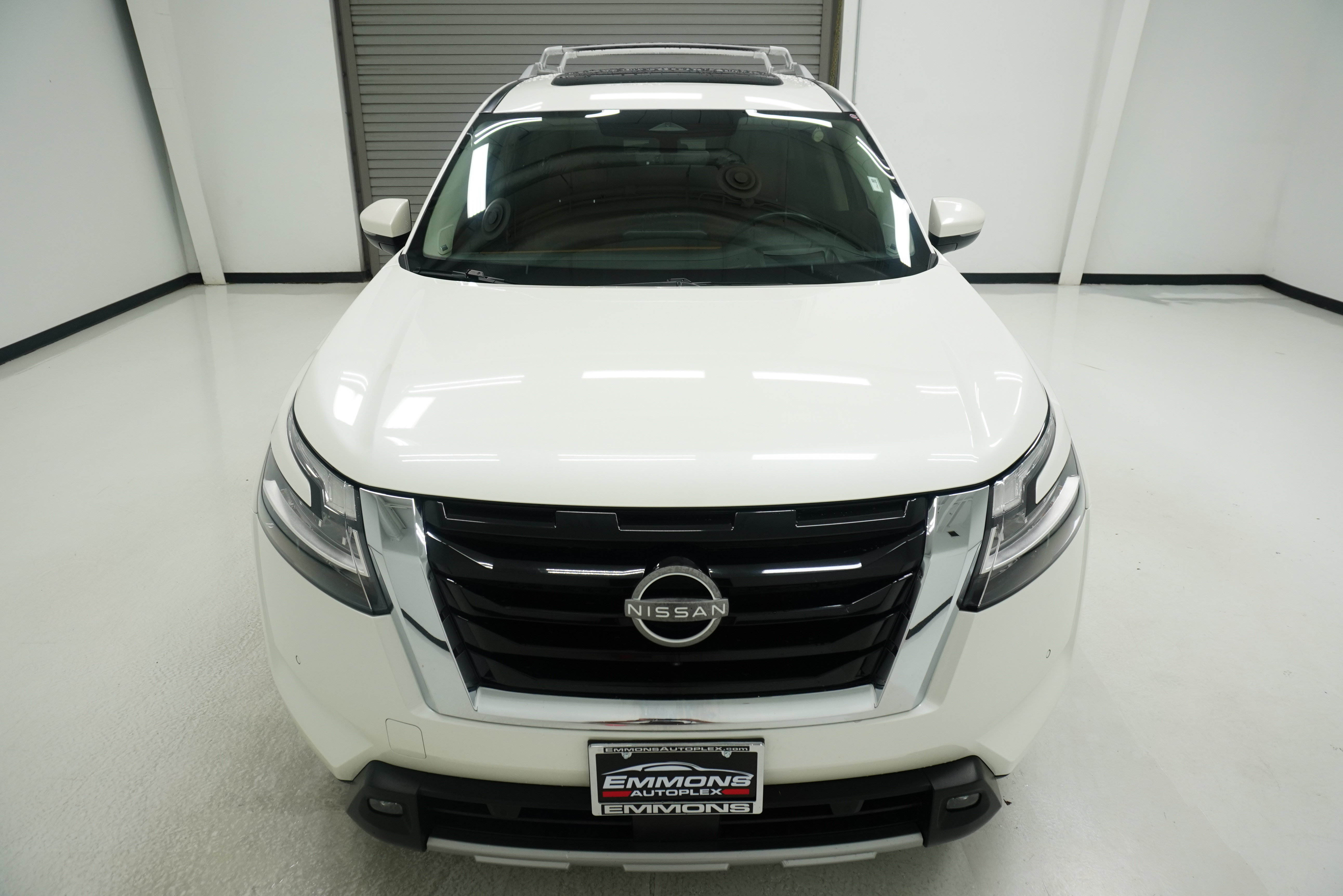 Used 2023 Nissan Pathfinder Platinum w/ Lighting Package (N93) FWD image 2