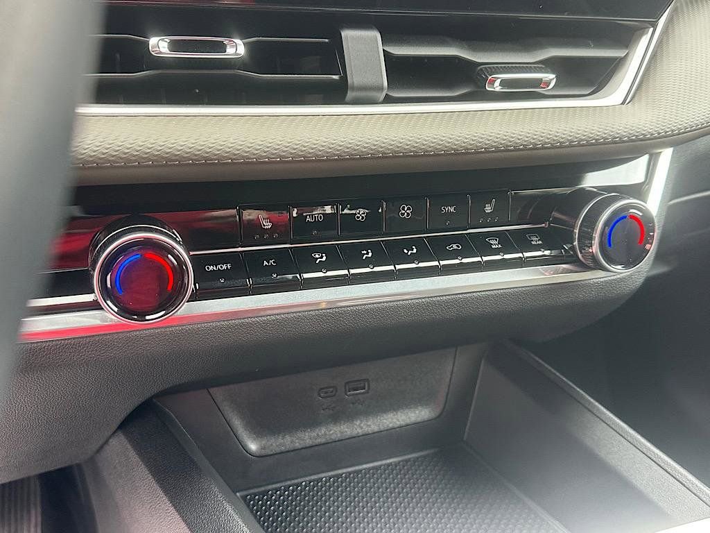 Used 2026 Chevrolet Equinox LT w/ Convenience Package II image 24