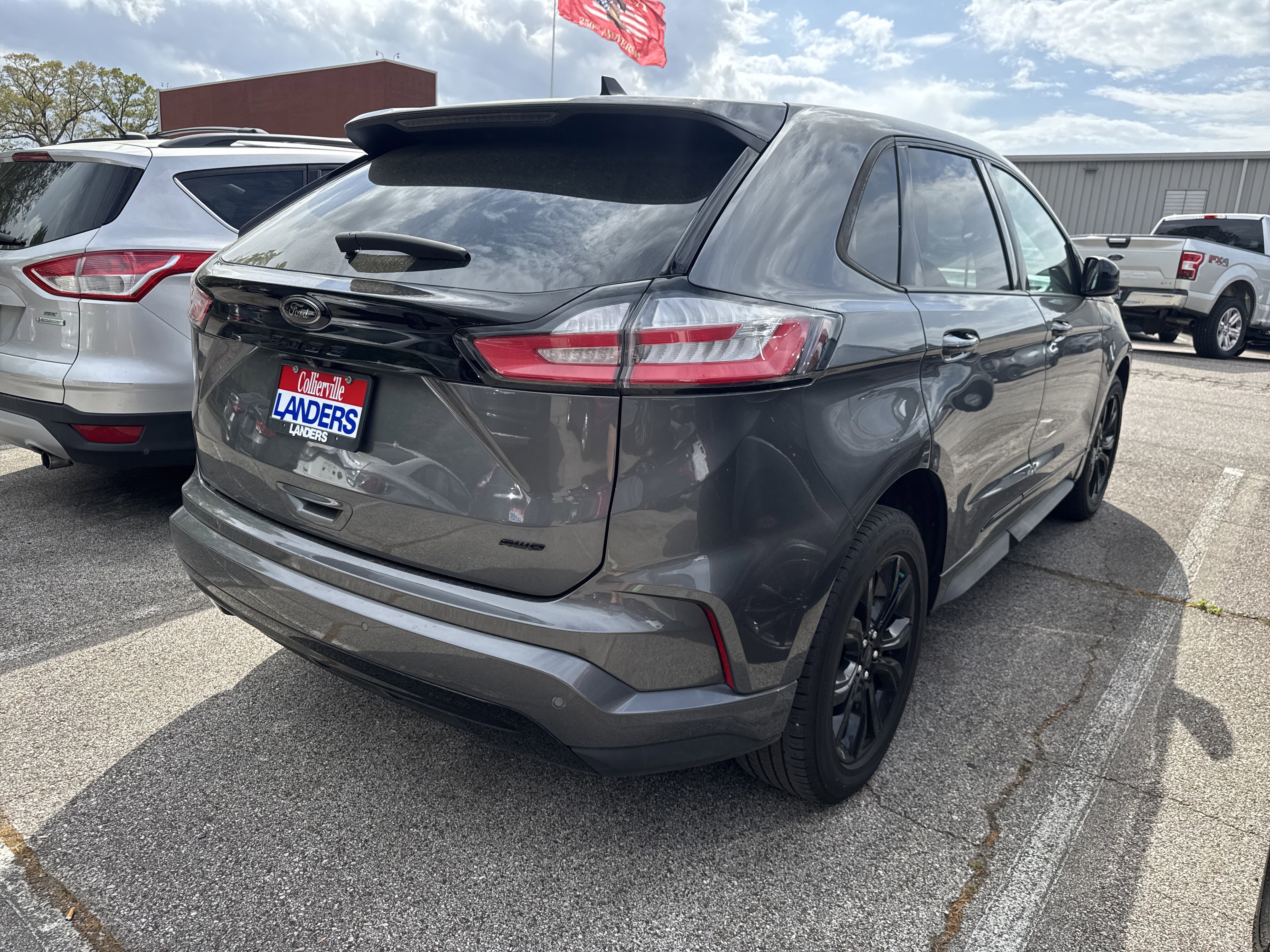 Used 2022 Ford Edge SE w/ Black Appearance Package image 2