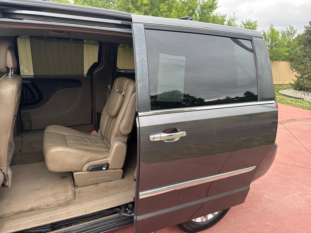 Used 2015 Chrysler Town & Country Touring-L w/ Driver Convenience Group FWD image 25