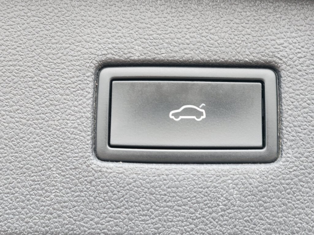 Used 2024 Volkswagen Tiguan SE image 13