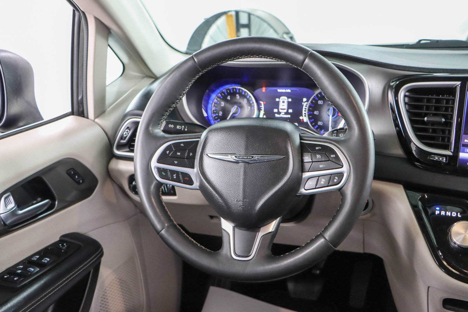 Used 2023 Chrysler Pacifica Touring-L image 12