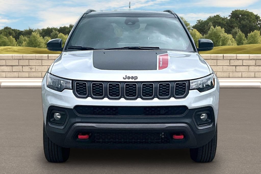Used 2025 Jeep Compass Trailhawk AWD/4WD image 3