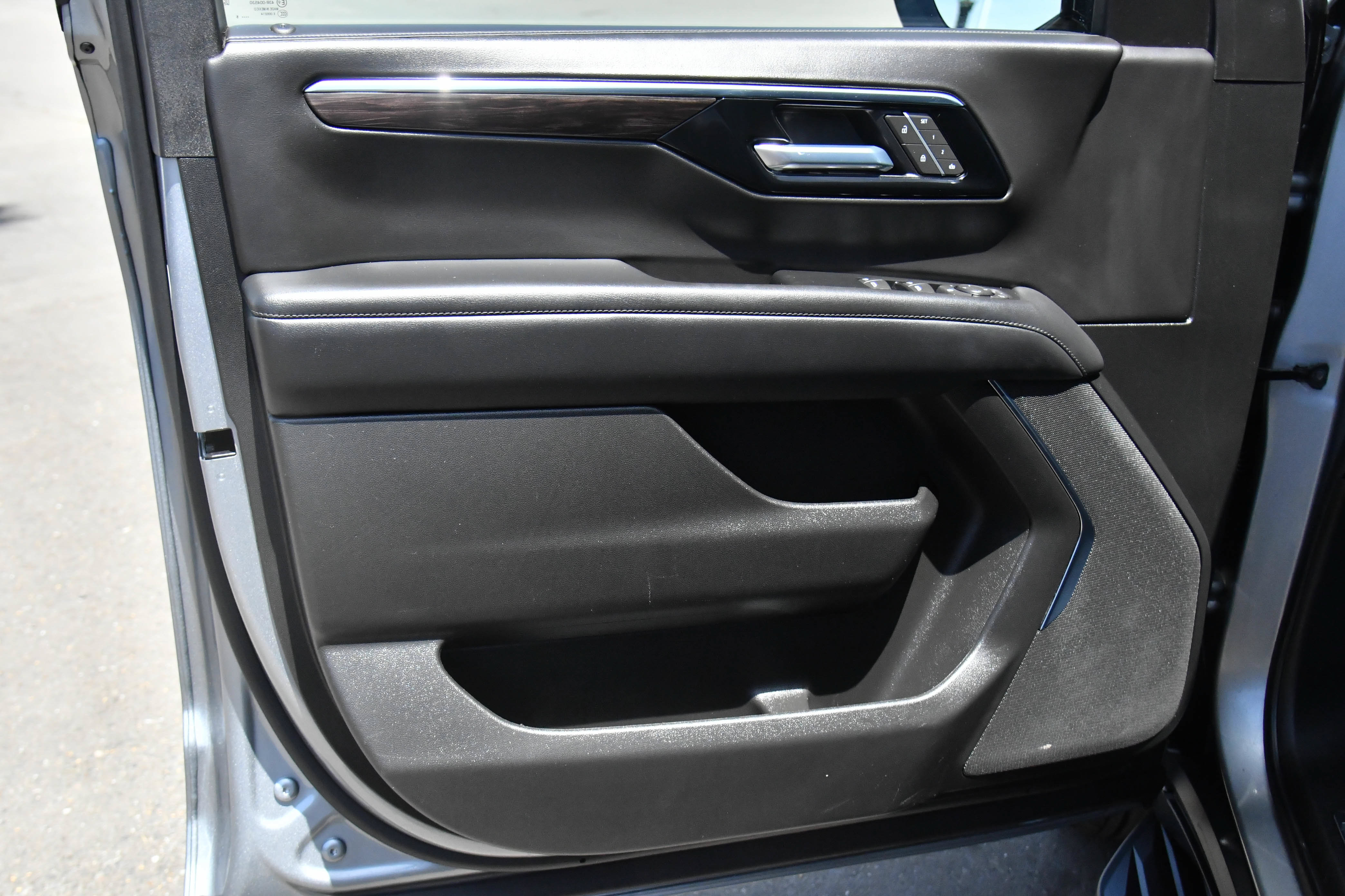 Used 2025 Chevrolet Tahoe LT AWD/4WD image 12