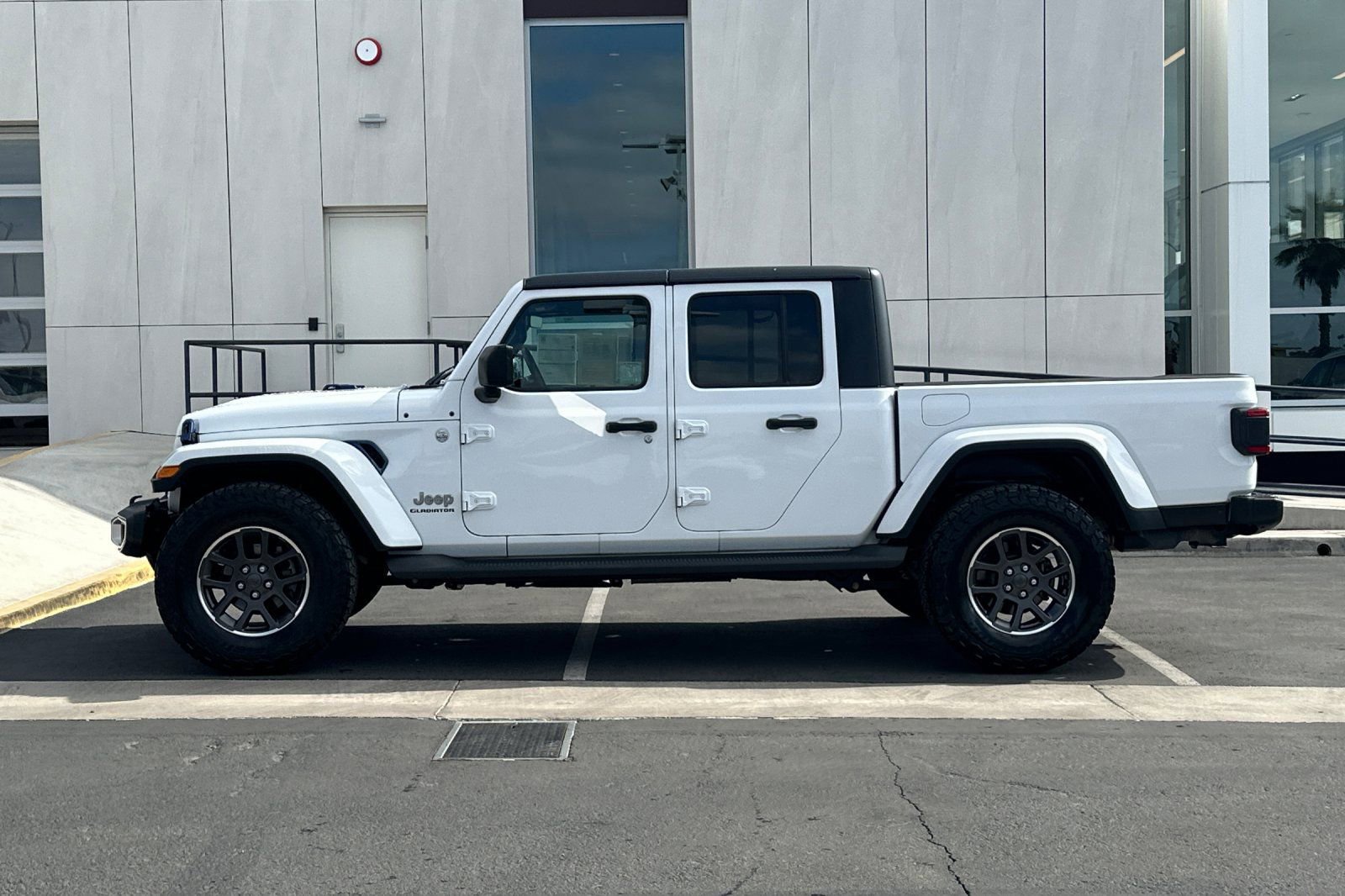 Used 2020 Jeep Gladiator Overland AWD/4WD image 6