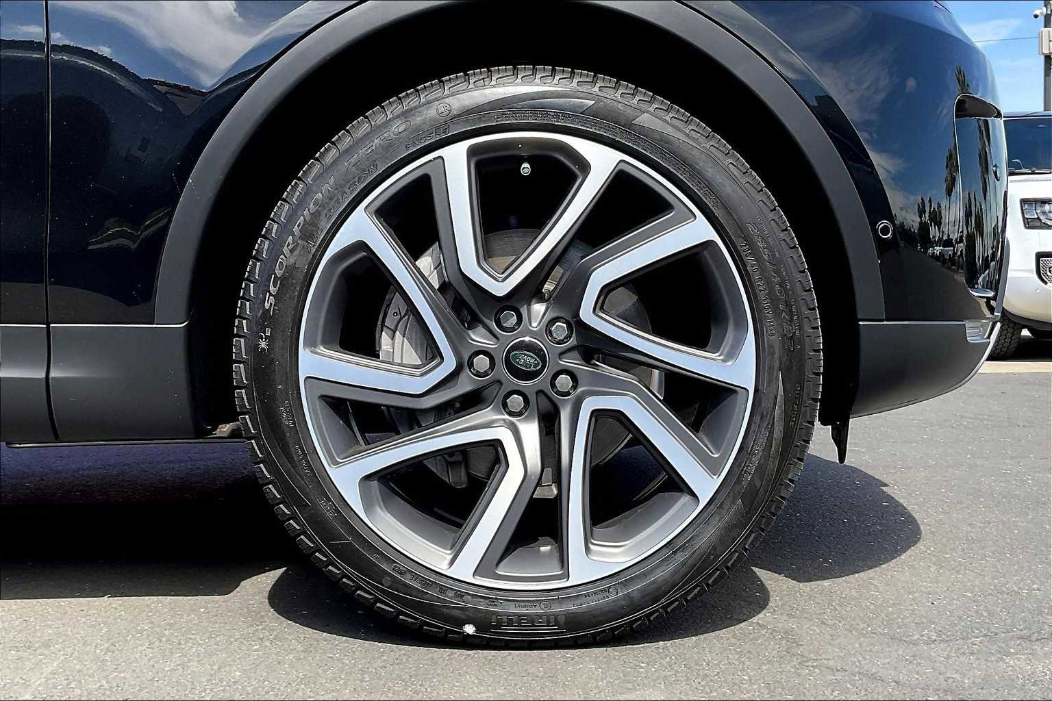 Used 2025 Land Rover Discovery S image 12