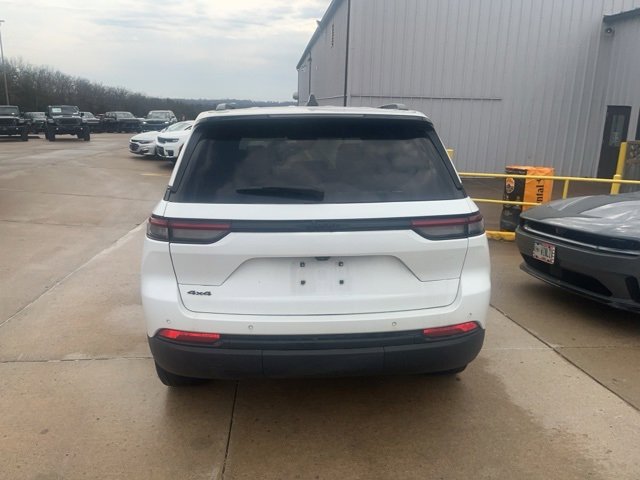 Used 2023 Jeep Grand Cherokee Altitude image 2