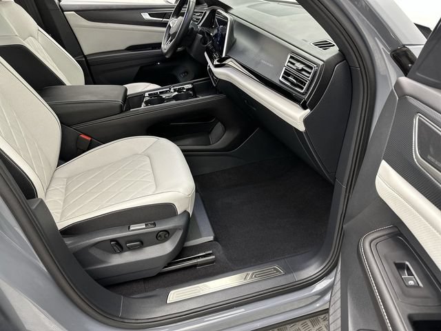 Certified 2025 Volkswagen Atlas Cross Sport SEL Premium R-Line AWD/4WD image 28