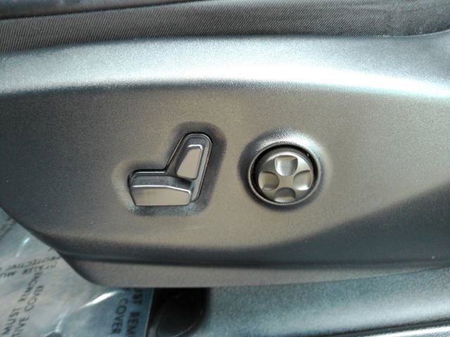 Used 2025 Chrysler Pacifica Select image 15