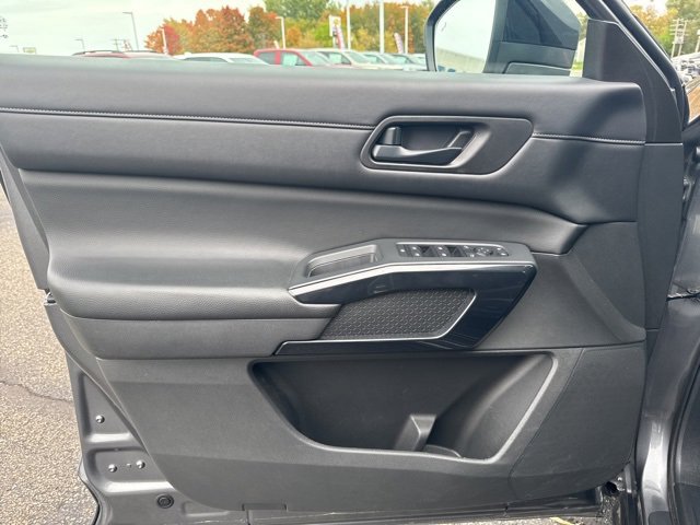 Used 2023 Nissan Pathfinder S image 9