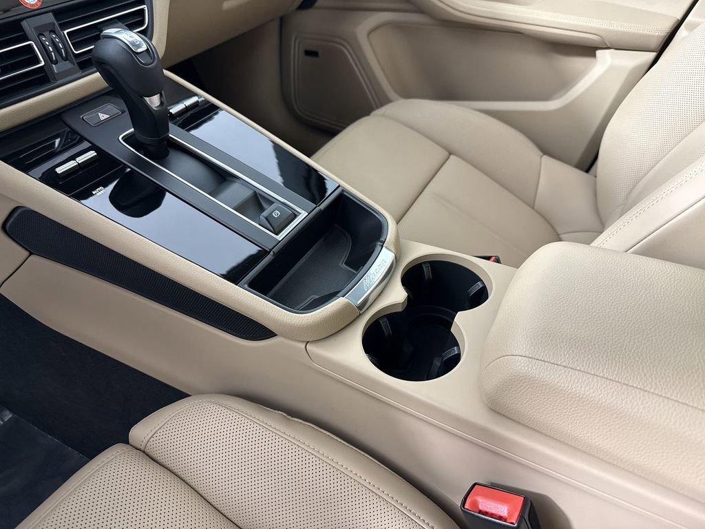 Certified 2025 Porsche Macan image 32