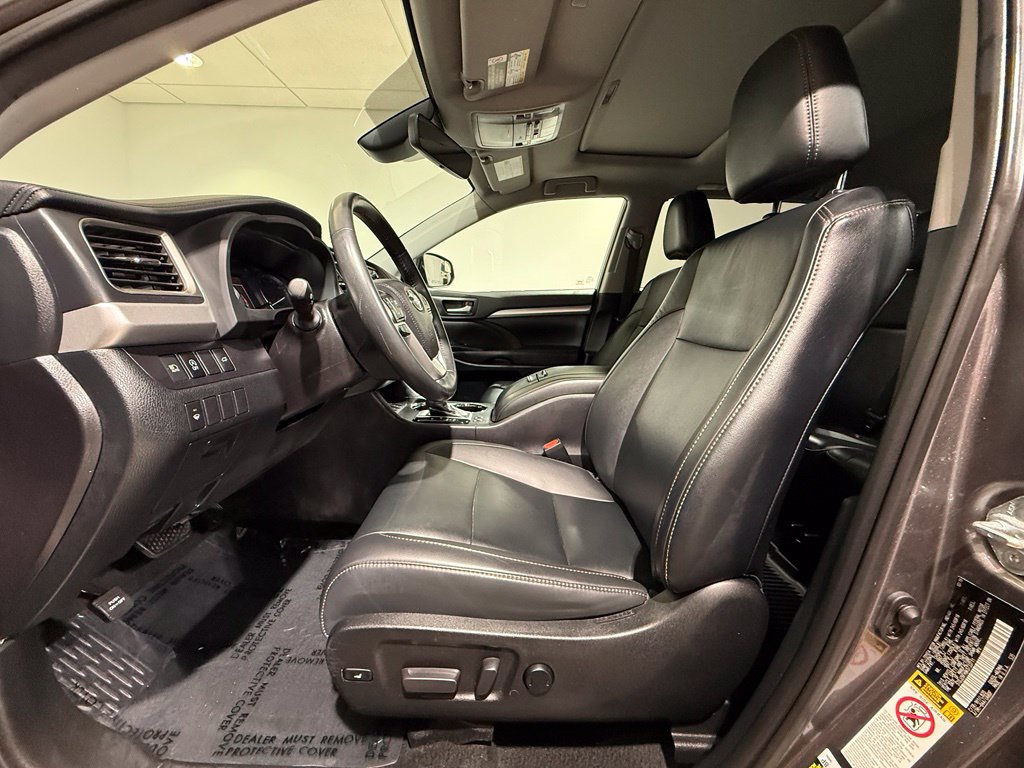 Used 2019 Toyota Highlander XLE AWD/4WD image 13