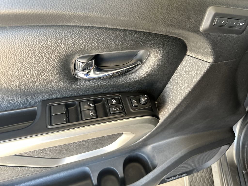 Used 2017 Nissan Titan SL image 11