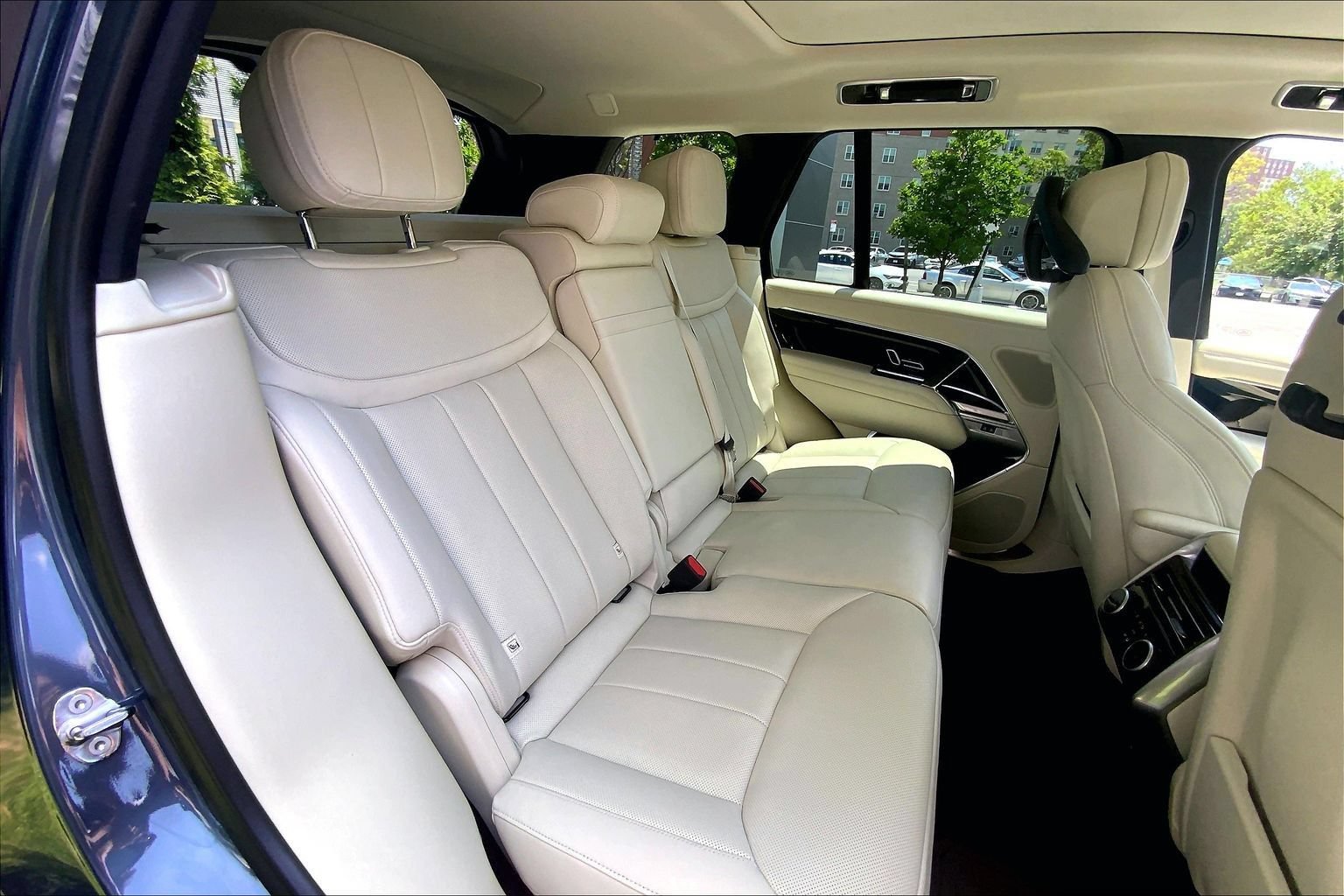 Certified 2025 Land Rover Range Rover SE AWD/4WD image 19