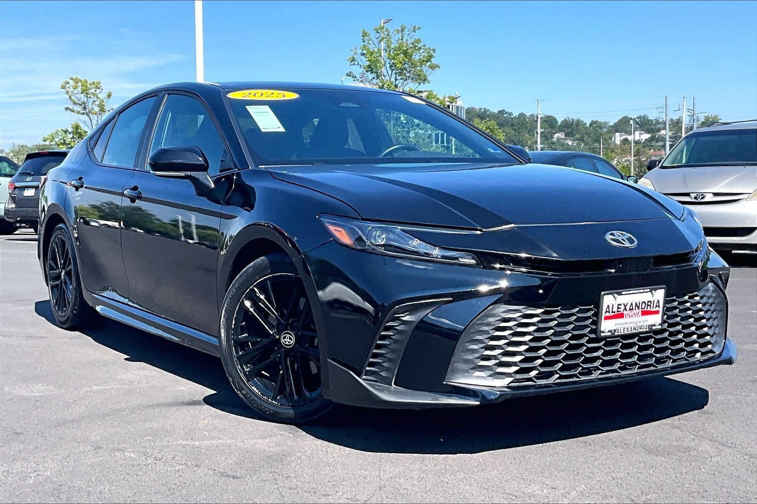 Used 2025 Toyota Camry SE FWD image 2