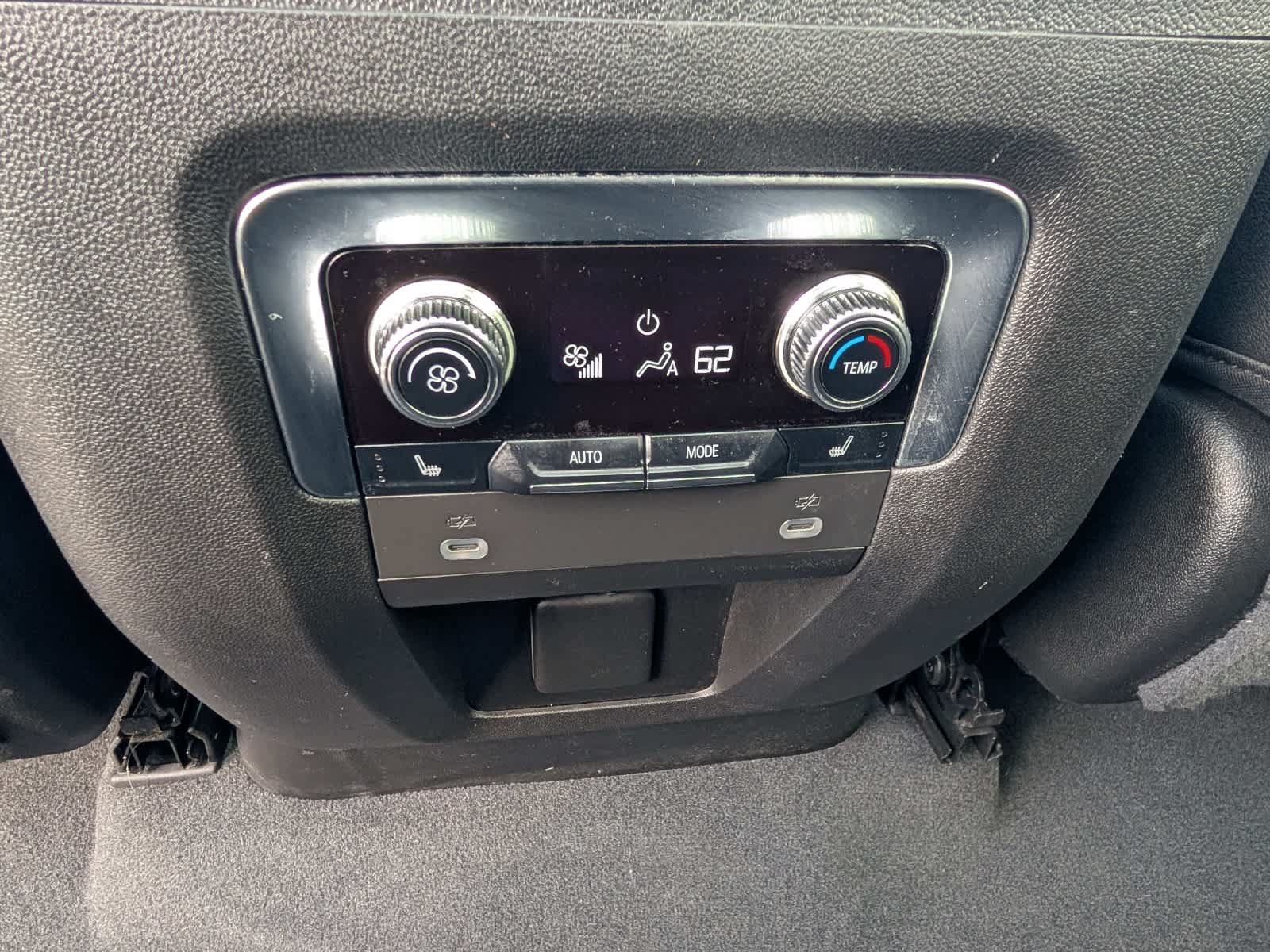 Used 2023 GMC Yukon XL AT4 w/ Technology Package AWD/4WD image 17