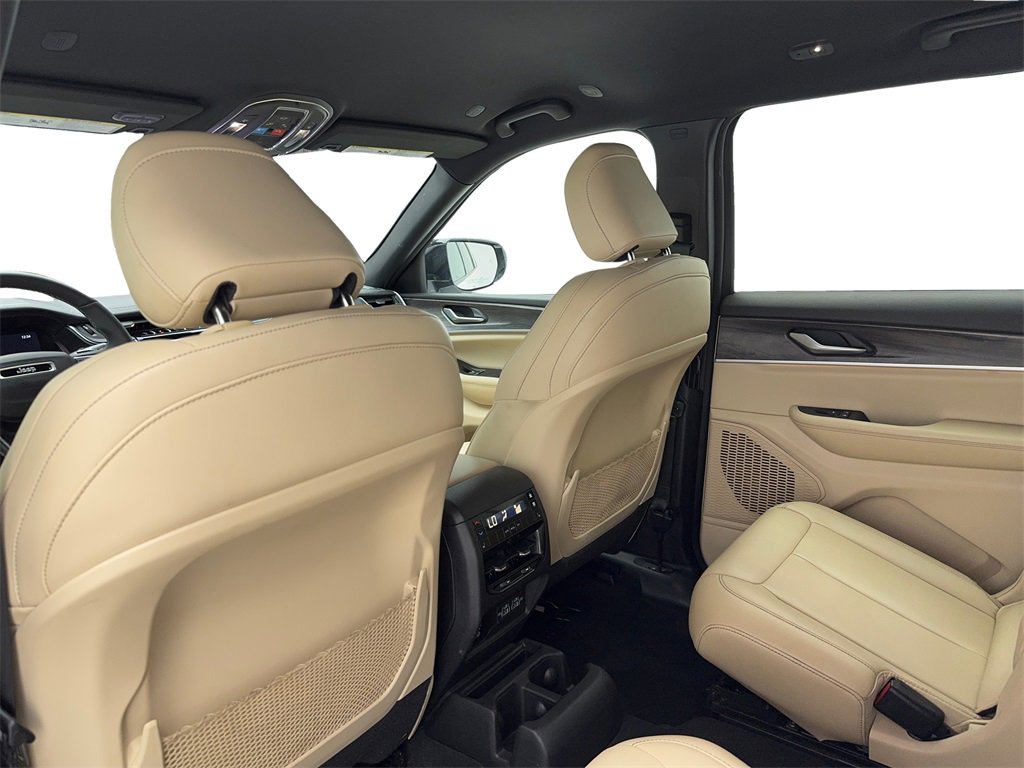 Used 2024 Jeep Grand Cherokee L Limited w/ Black Appearance Package image 39