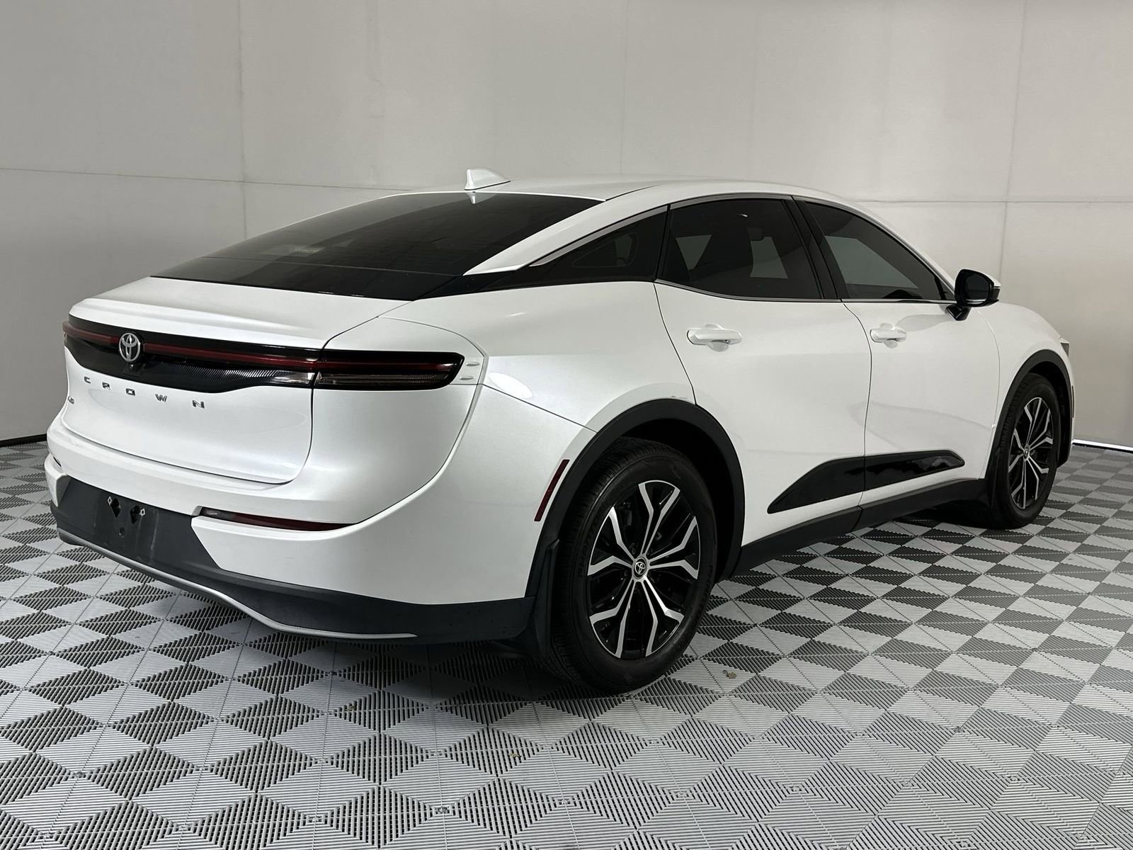 Used 2023 Toyota Crown XLE AWD/4WD image 8