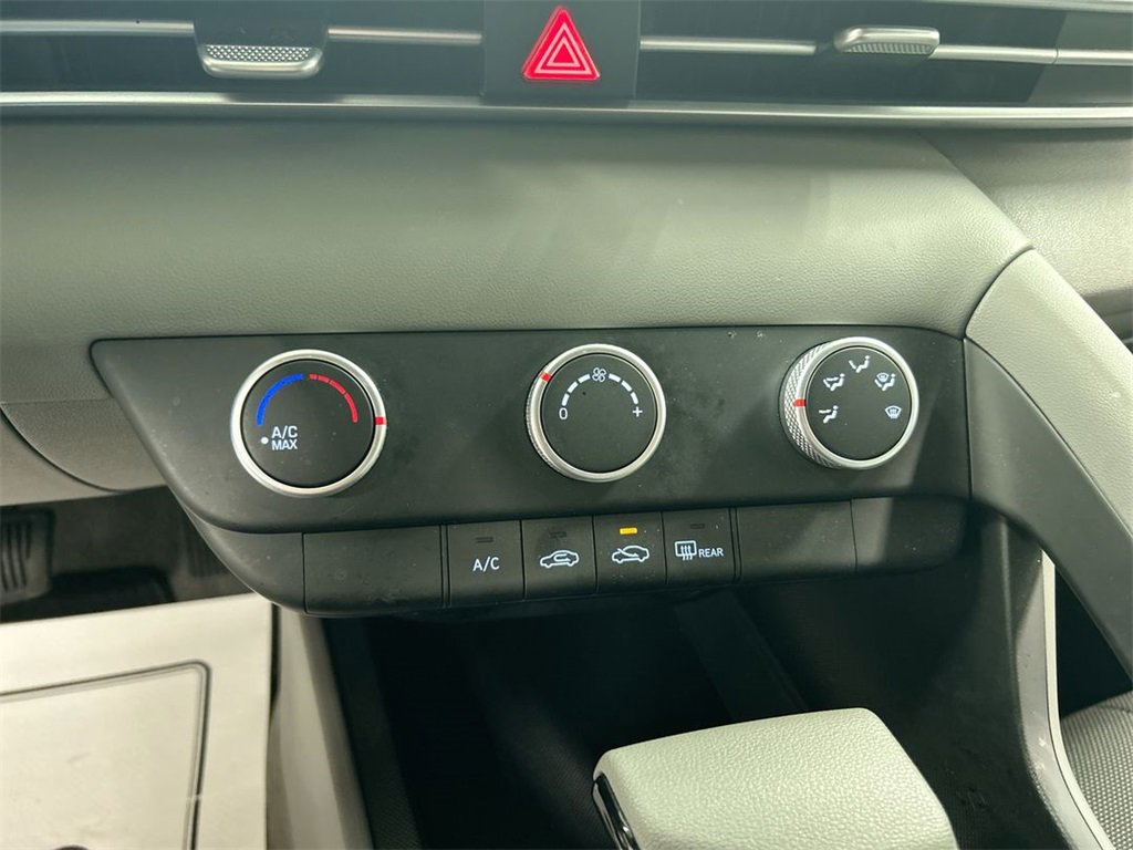 Used 2023 Hyundai Elantra SE image 16