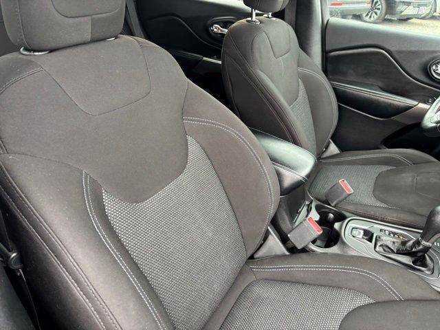 Used 2019 Jeep Cherokee Latitude w/ Cold Weather Group AWD/4WD image 25