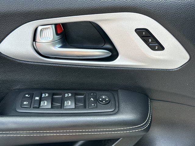 Used 2025 Chrysler Pacifica Limited FWD image 19