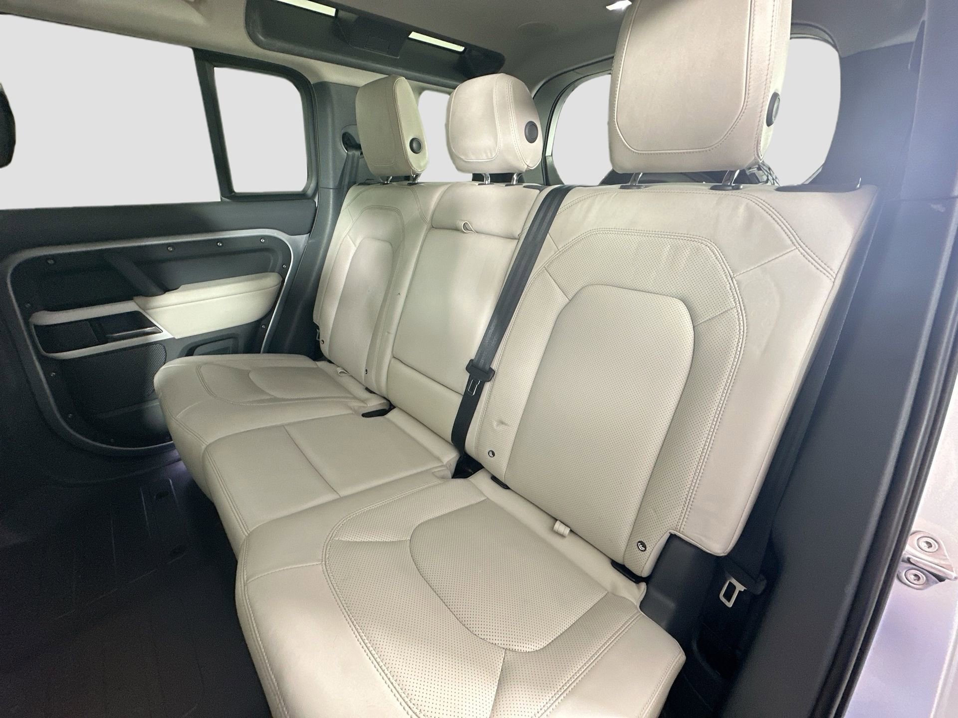 Used 2024 Land Rover Defender 110 SE image 27