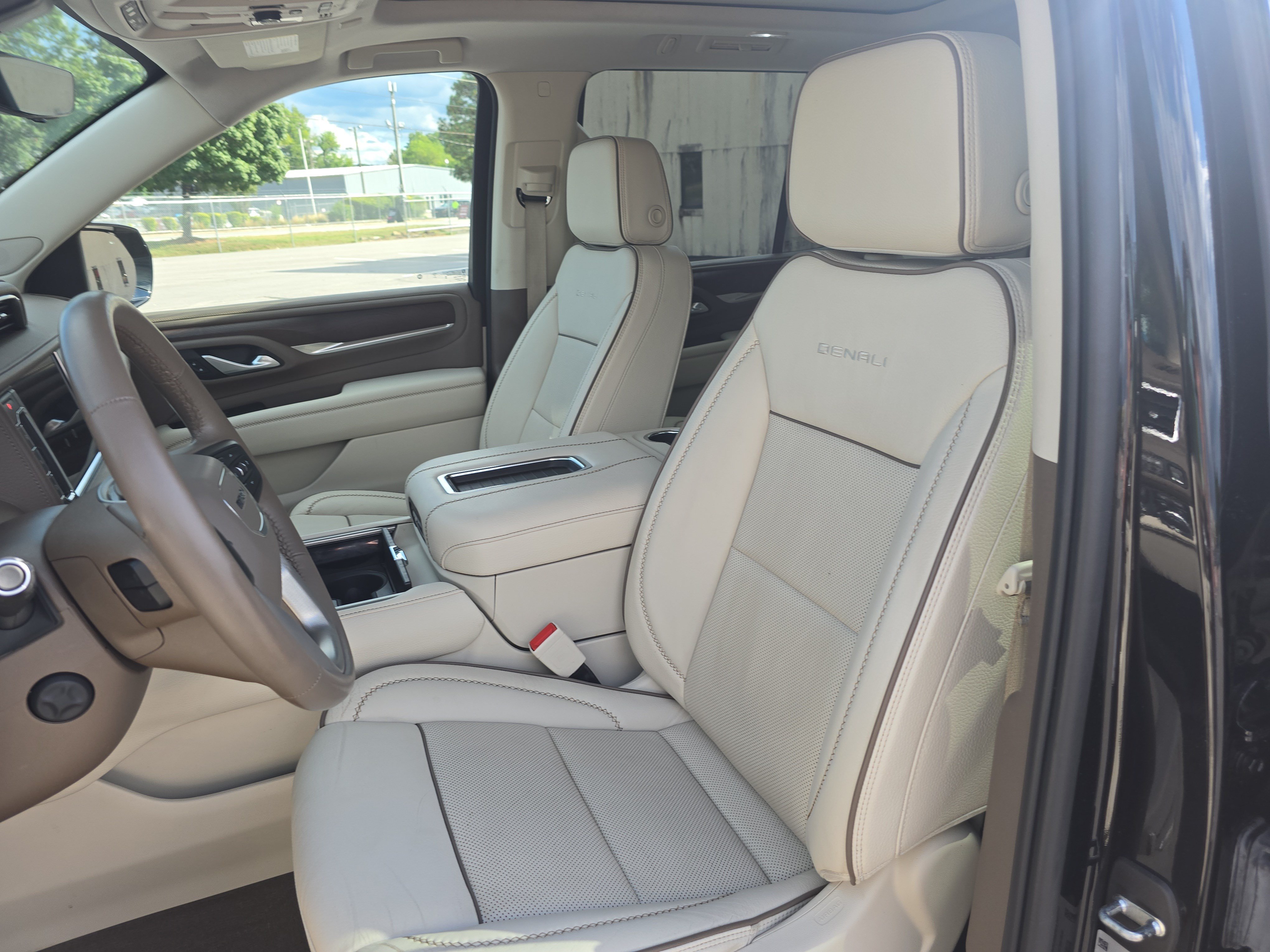 Used 2022 GMC Yukon Denali w/ Denali Premium Package AWD/4WD image 16