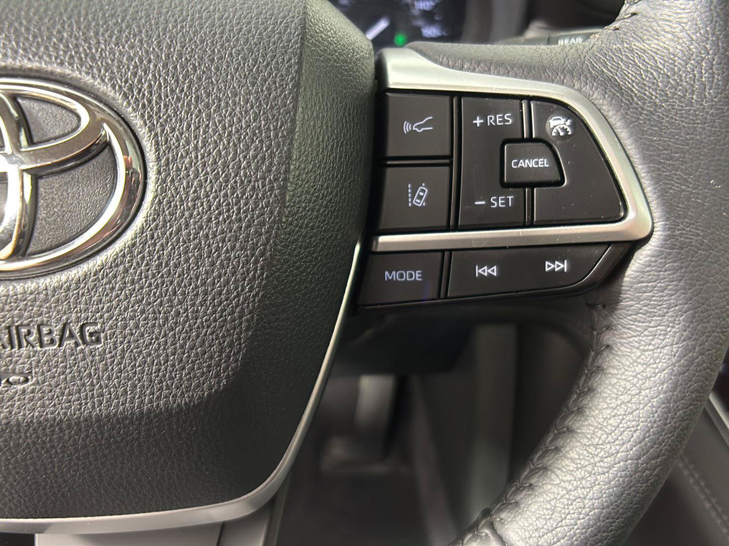Used 2025 Toyota Sienna XLE w/ XLE Plus Package FWD image 33