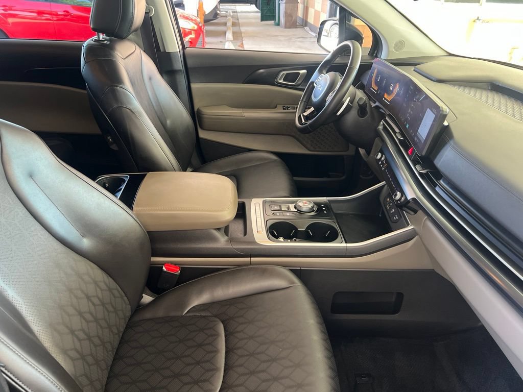 Certified 2025 Kia Carnival LXS FWD image 18