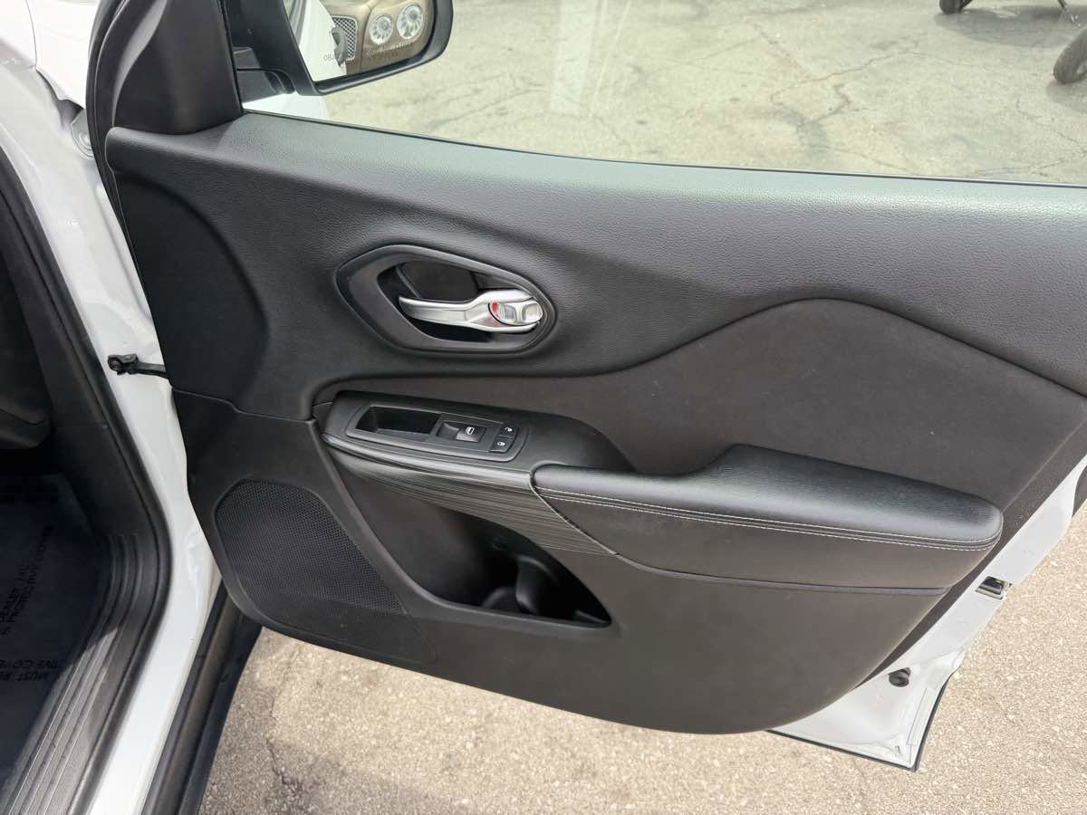 Used 2014 Jeep Cherokee Sport image 11