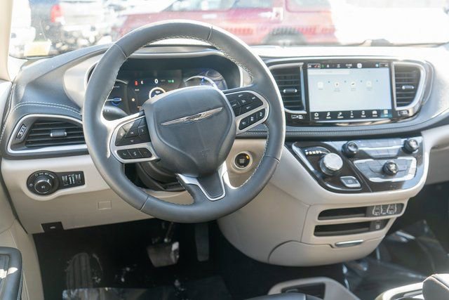 Used 2023 Chrysler Pacifica Touring-L w/ Uconnect Theater Family Group image 16