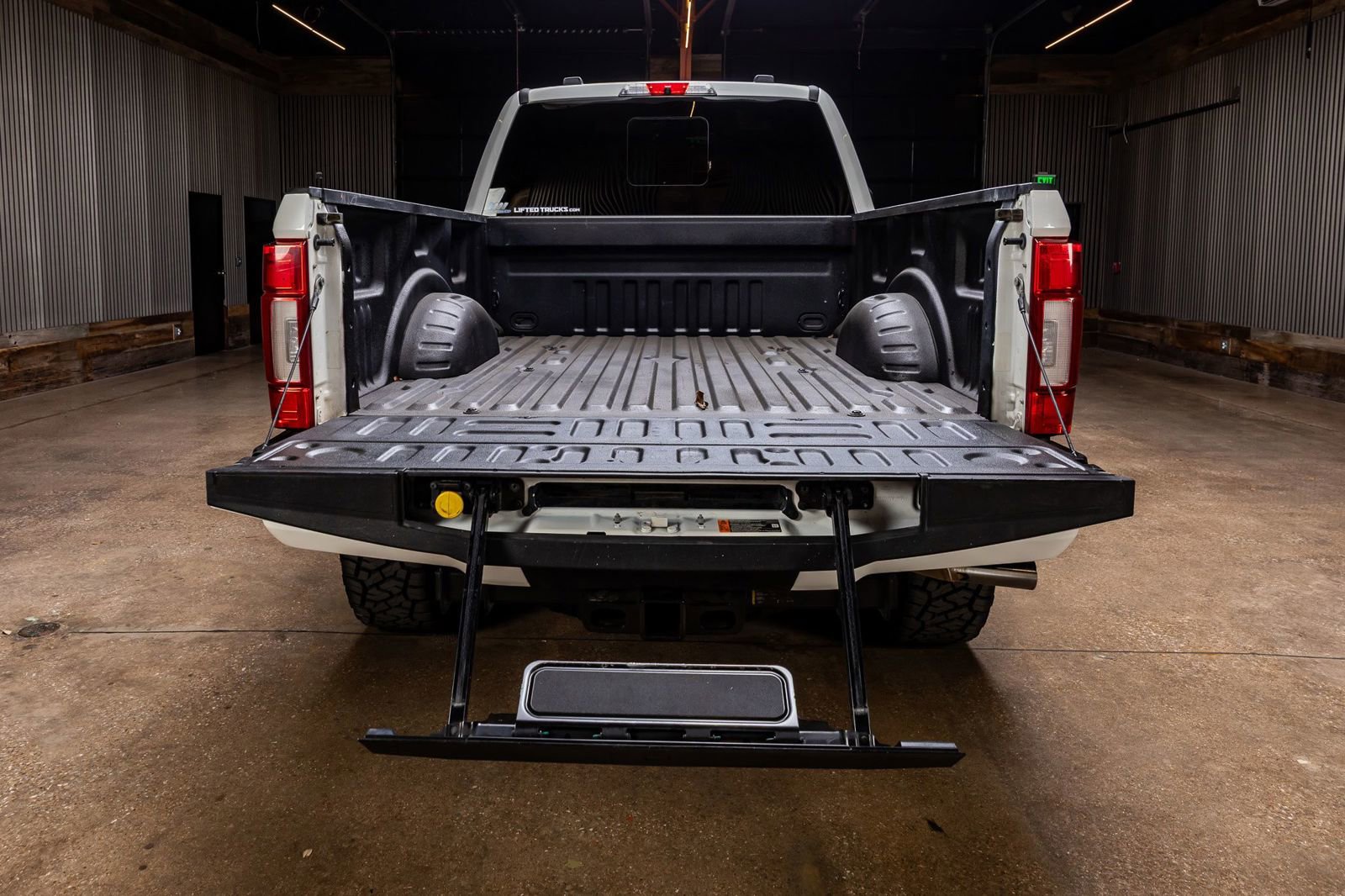 Used 2022 Ford F250 Platinum w/ Tremor Off-Road Package AWD/4WD image 9