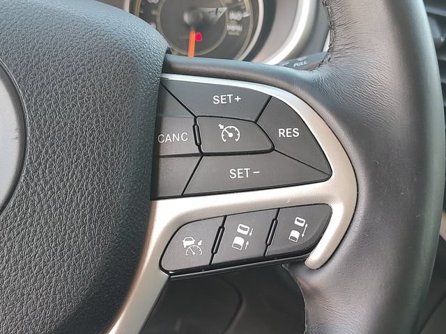 Used 2017 Jeep Cherokee Overland w/ Technology Group AWD/4WD image 21
