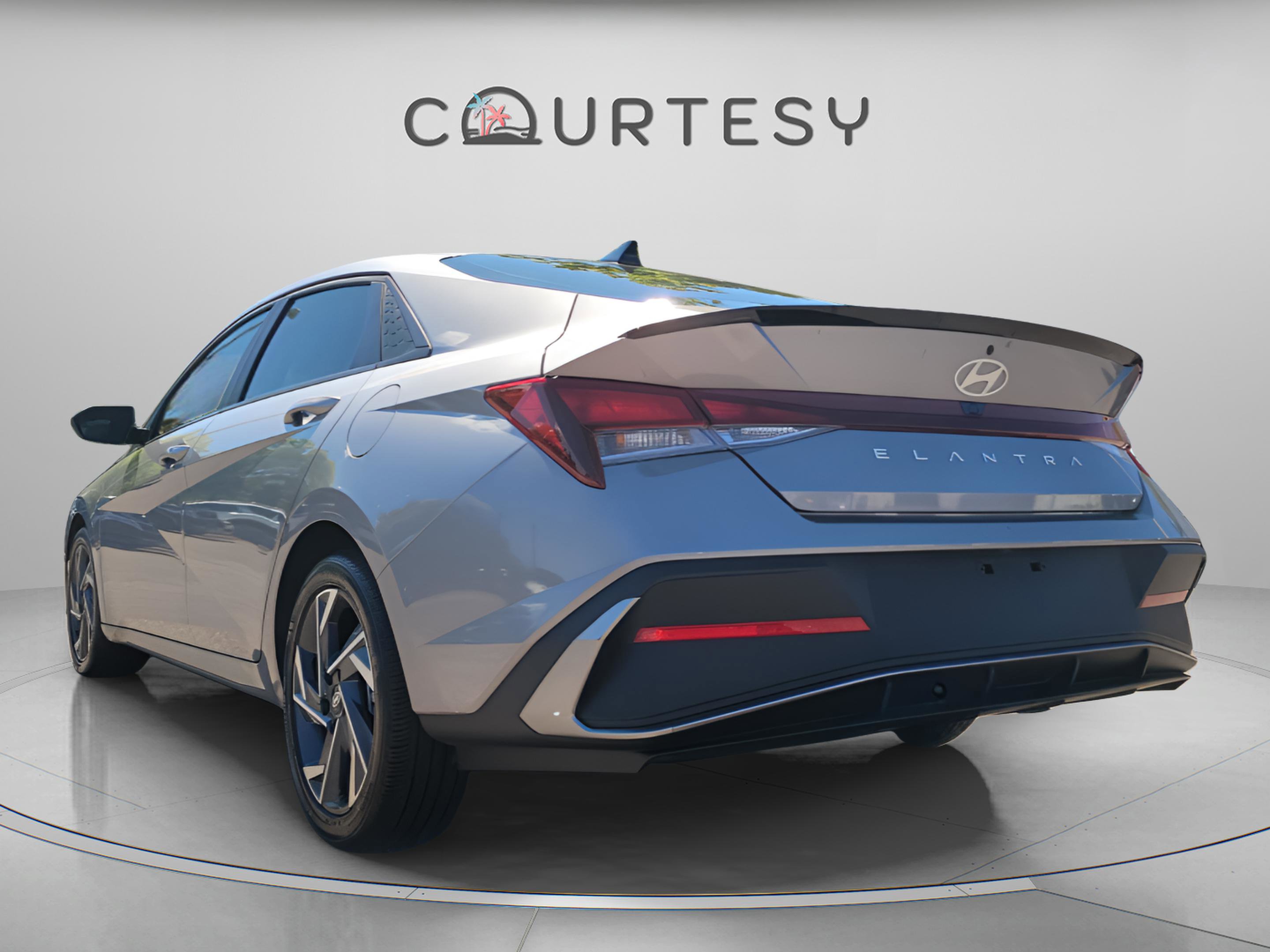 Used 2025 Hyundai Elantra Sport image 2