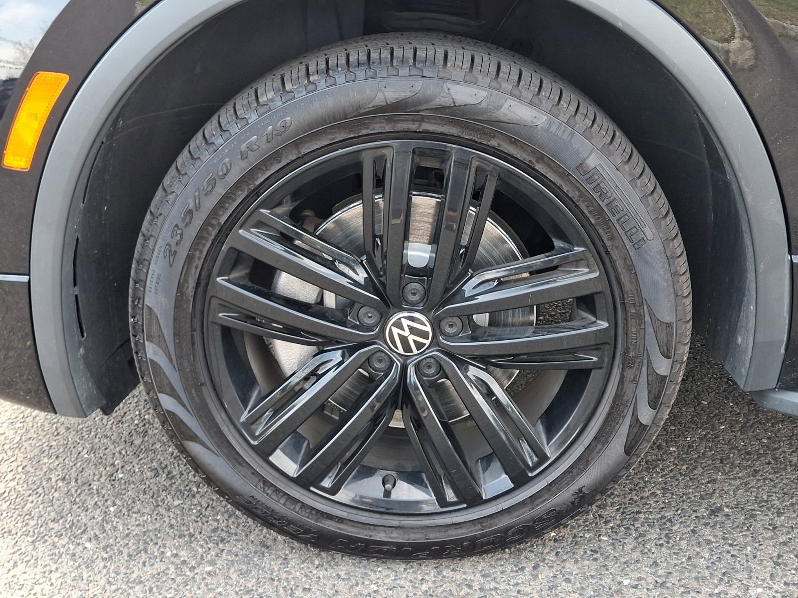 Certified 2022 Volkswagen Tiguan SE R-Line image 9