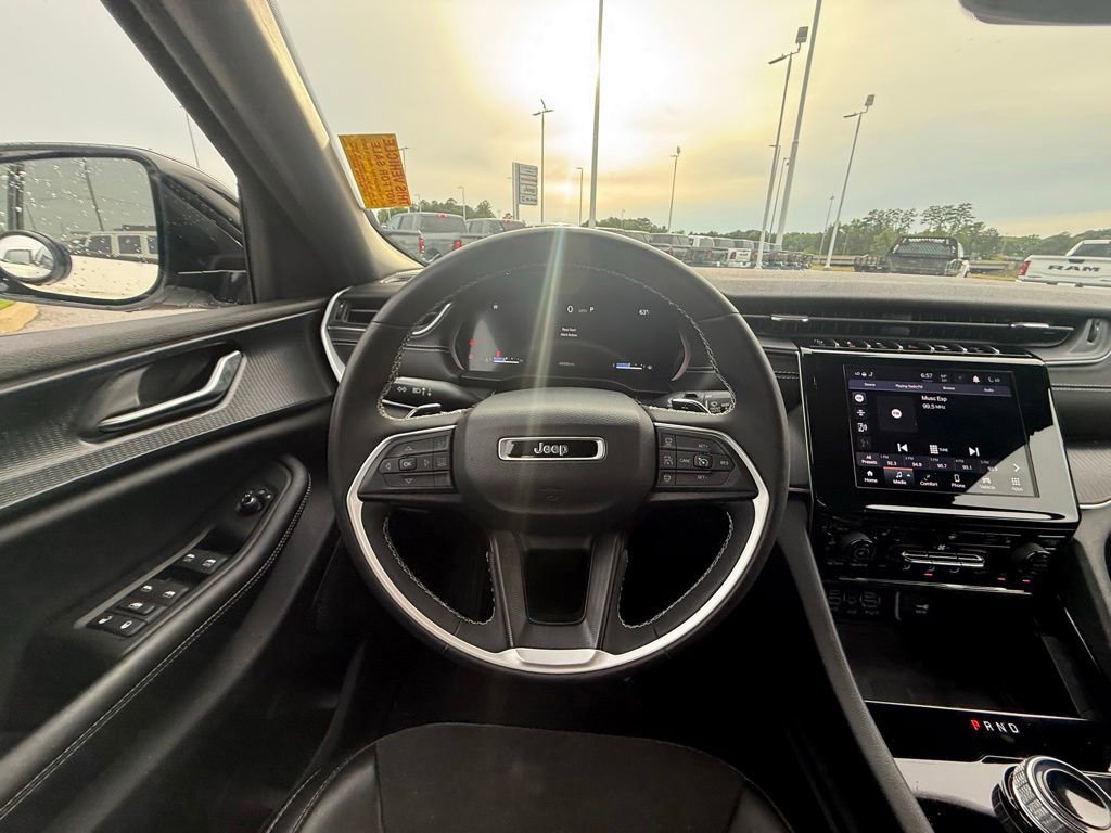 Used 2023 Jeep Grand Cherokee Altitude RWD image 12