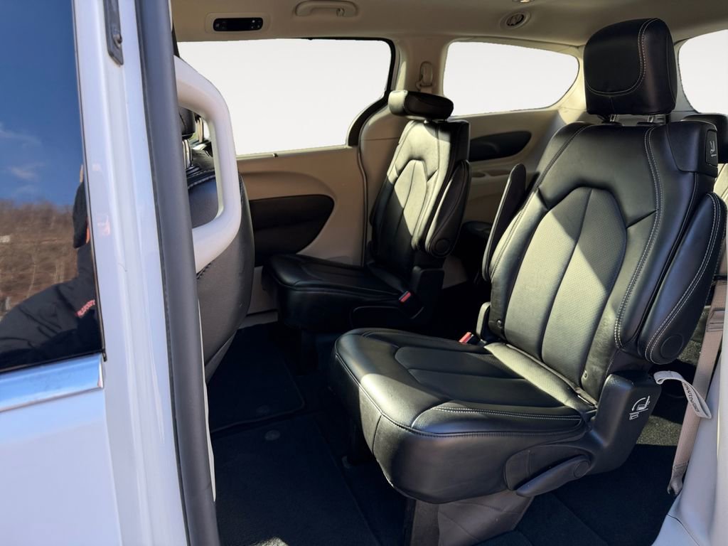 Used 2024 Chrysler Pacifica Touring-L image 27