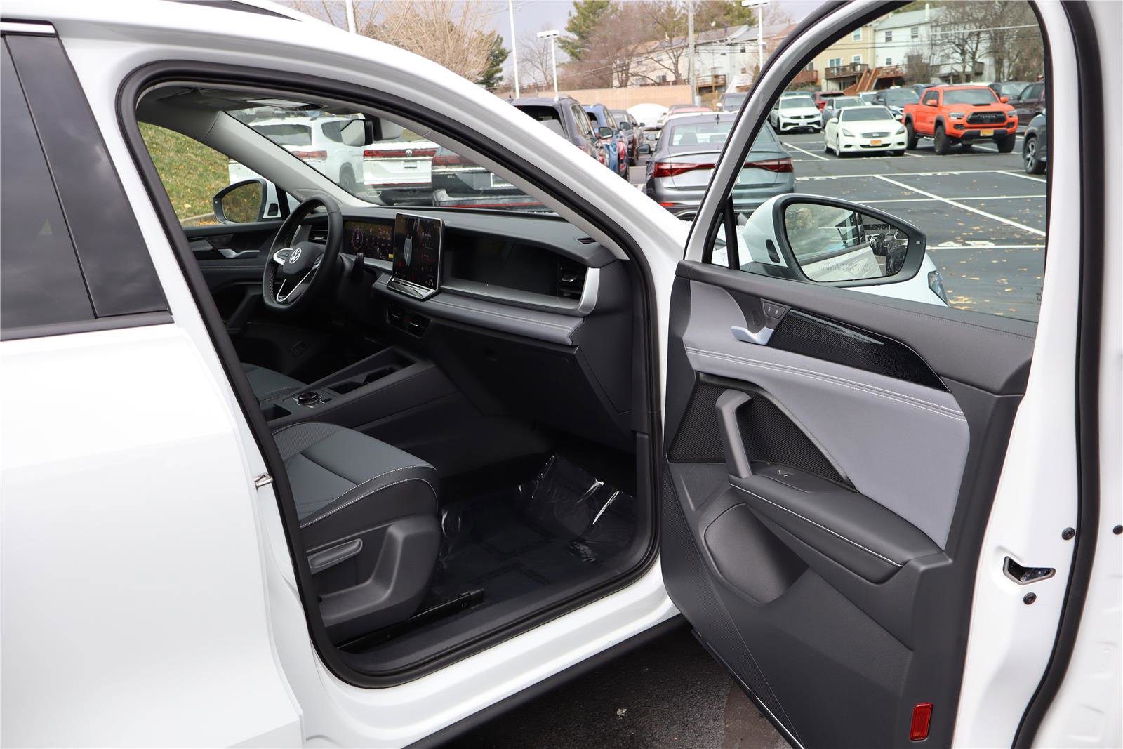 New 2026 Volkswagen Tiguan SE image 25