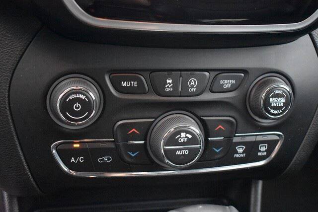Used 2019 Jeep Cherokee Limited w/ Luxury Group AWD/4WD image 34