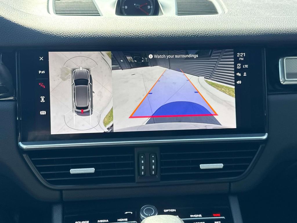 Certified 2023 Porsche Cayenne Platinum Edition image 29