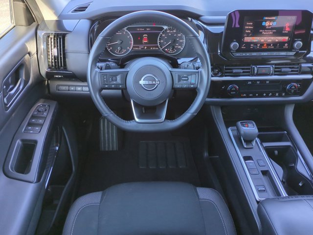 Used 2025 Nissan Pathfinder SV image 16