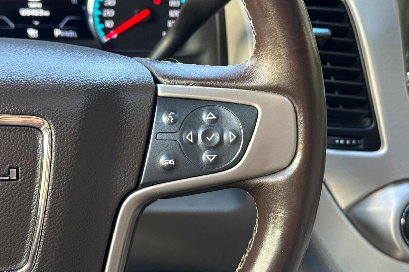 Used 2019 GMC Yukon Denali w/ Denali Ultimate Package AWD/4WD image 33