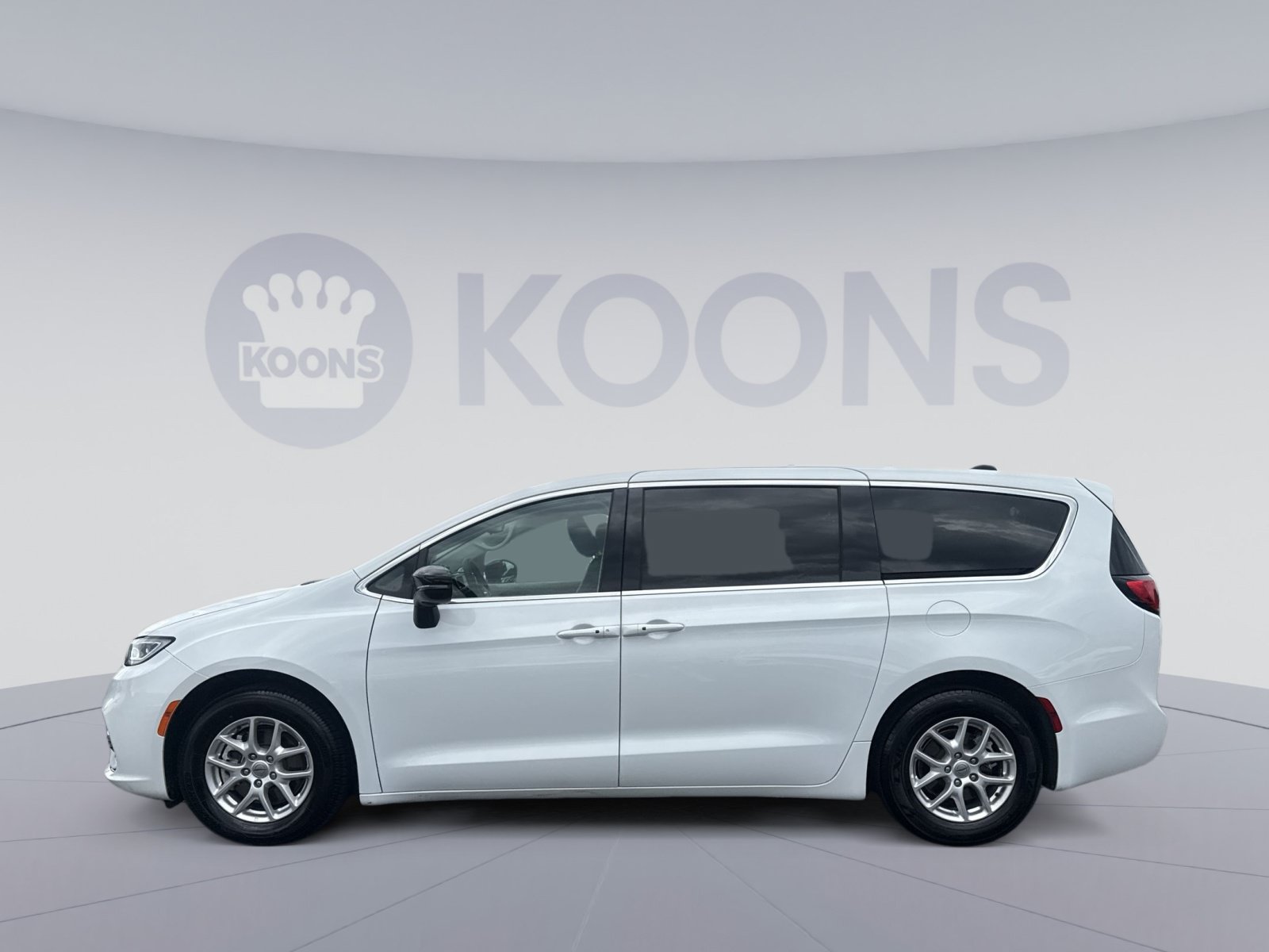 Used 2024 Chrysler Pacifica Touring-L FWD image 2
