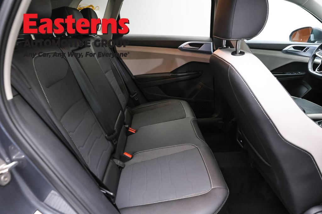 Used 2025 Volkswagen Taos SE AWD/4WD image 22