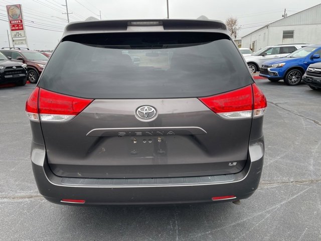 Used 2012 Toyota Sienna LE image 7